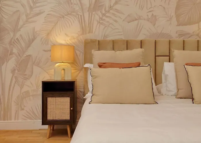 200m From The Station Deluxe Boho Oasis Apartment