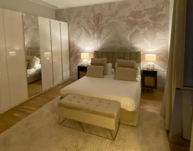 Apartment 200m From The Station Deluxe Boho Oasis *