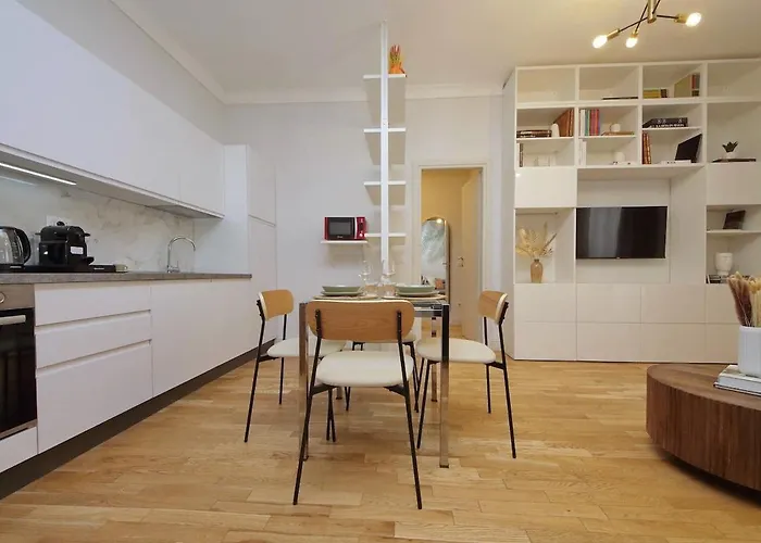 Apartment 200m From The Station Deluxe Boho Oasis