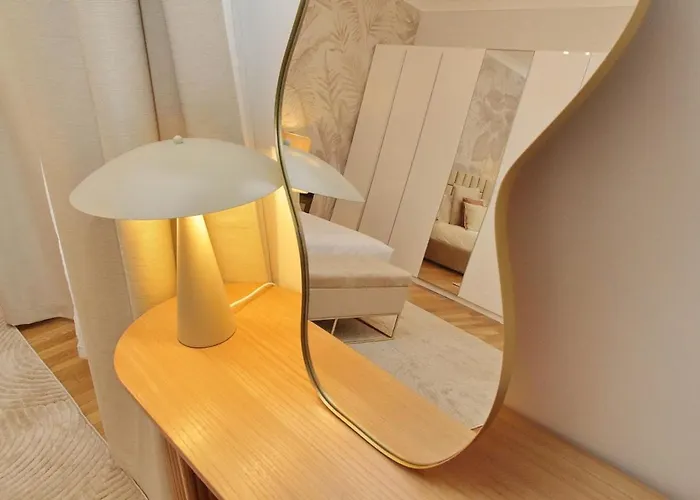 Apartment 200m From The Station Deluxe Boho Oasis *