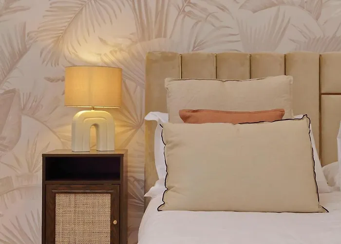 Apartment 200m From The Station Deluxe Boho Oasis *
