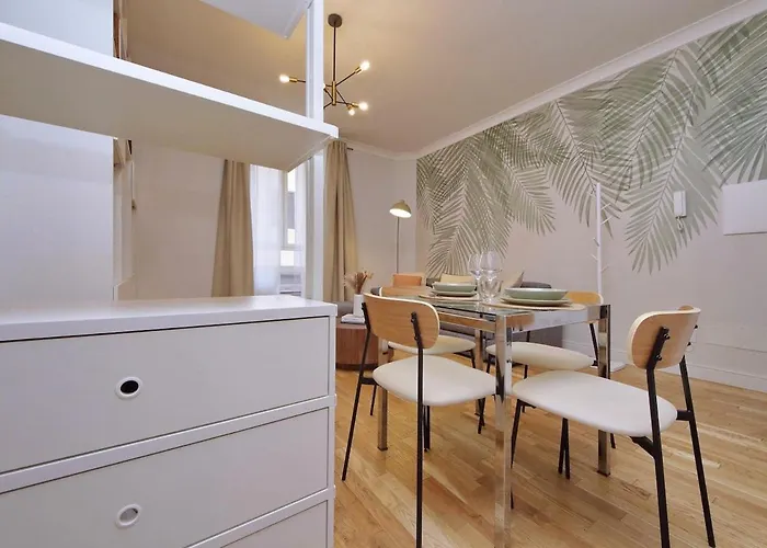200m From The Station Deluxe Boho Oasis Apartment *