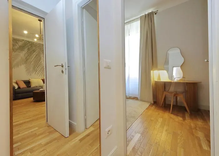 Apartment 200m From The Station Deluxe Boho Oasis *